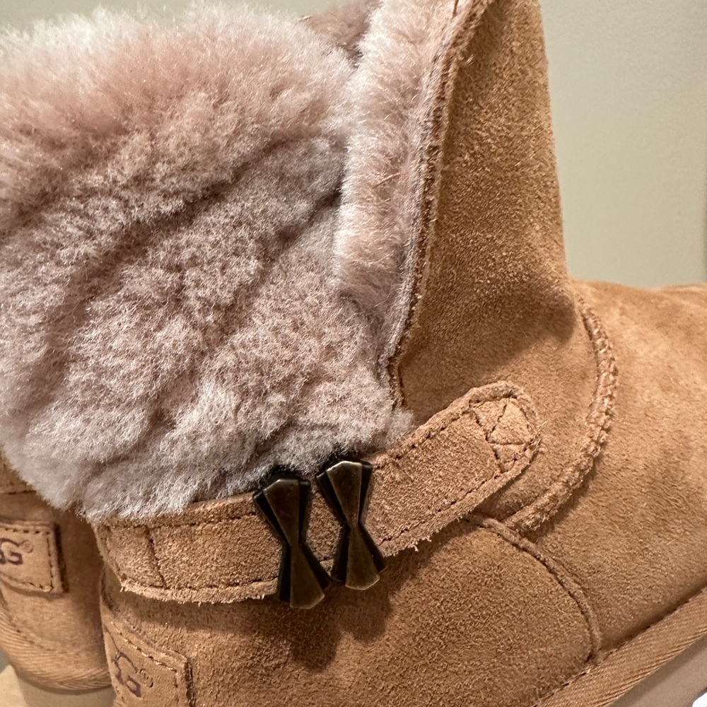 Ugg w/adria  boots in box size 7 chestnut